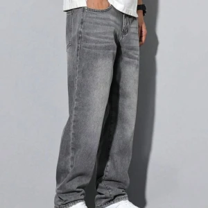 Grå jeansbyxor - Snygga grå jeansbyxor med en loose passform. De har en klassisk femficksdesign och en lätt tvättad look som ger en avslappnad stil. Perfekta för en casual outfit.