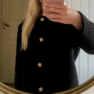 Kofta Gina Tricot - Säljer dena så fina kofta från Gina Tricot med guldknappar. Storlek 158/164 men passar XS/S💗😍