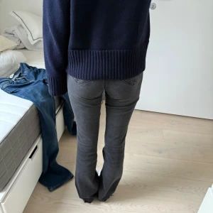 Grå bootcut jeans - Snygga grå bootcut jeans de är från Only storlek M med längden 34