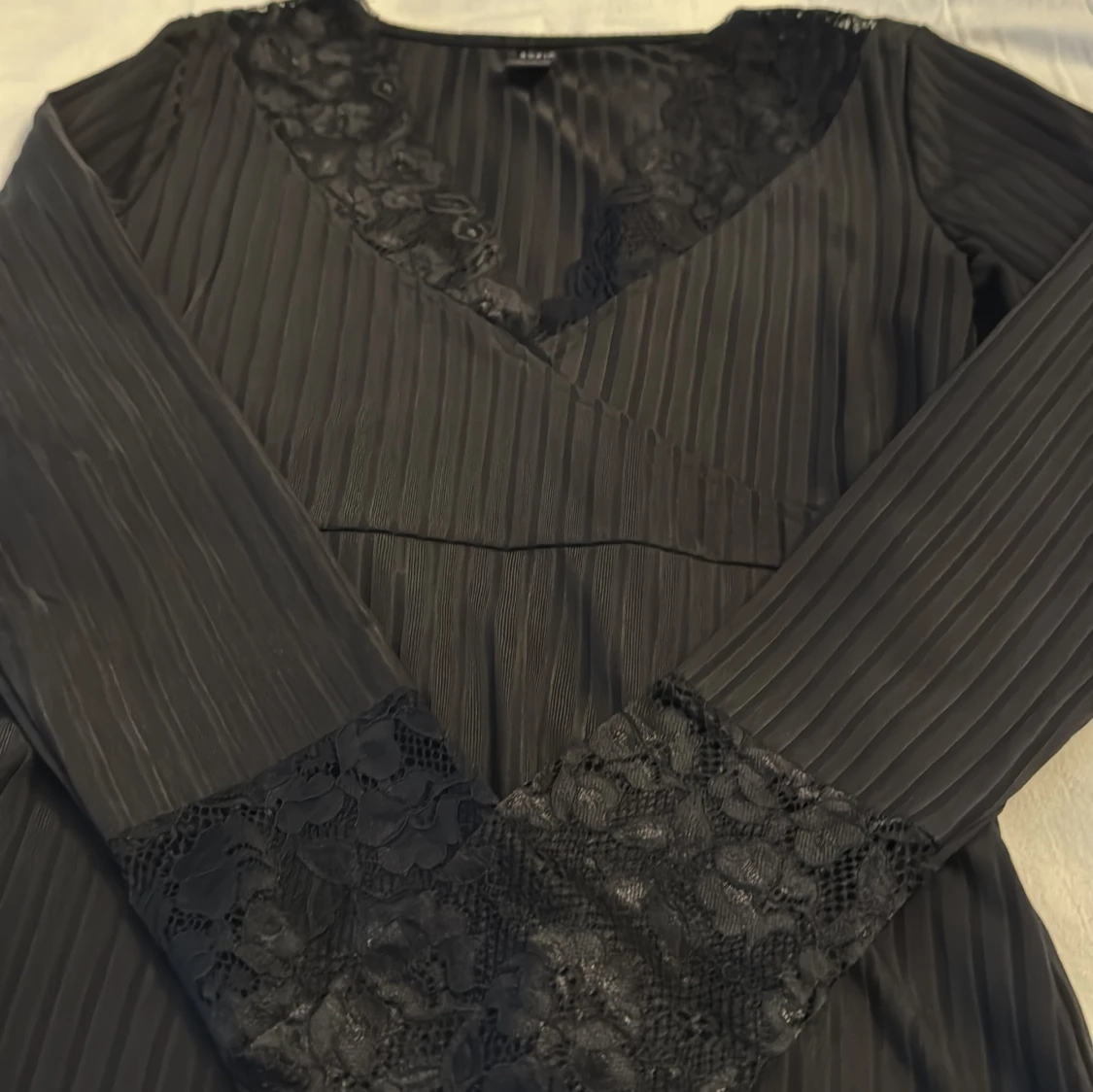 Svart långärmad topp med spetsdetaljer - 91