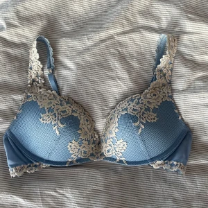 Intimissimi push up bh - Jätte fin bh från intimissimi, världens finaste färg😍jätte fint skick! Fägen säljs inte längre💗strl 85c