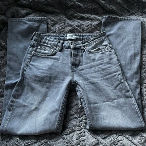 Jeans - Snygga grå jeans från 157 med låg midja och raka ben. Jeansen har knappgylf och klassisk femficksdesign. i modellen ”ICON”. Använd fåtal gånger🤗