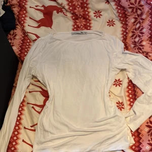 Vit långärmad tröja från 157 - Säljer en enkel och stilren vit långärmad tröja från 157. Perfekt basplagg för alla tillfällen. Tröjan har en rund halsringning och är tillverkad i ett mjukt material.