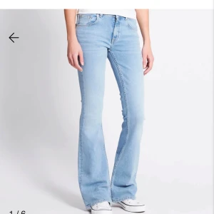 Ljusblå bootcut jeans - Helt nya säljer för att dom var förstora!💕