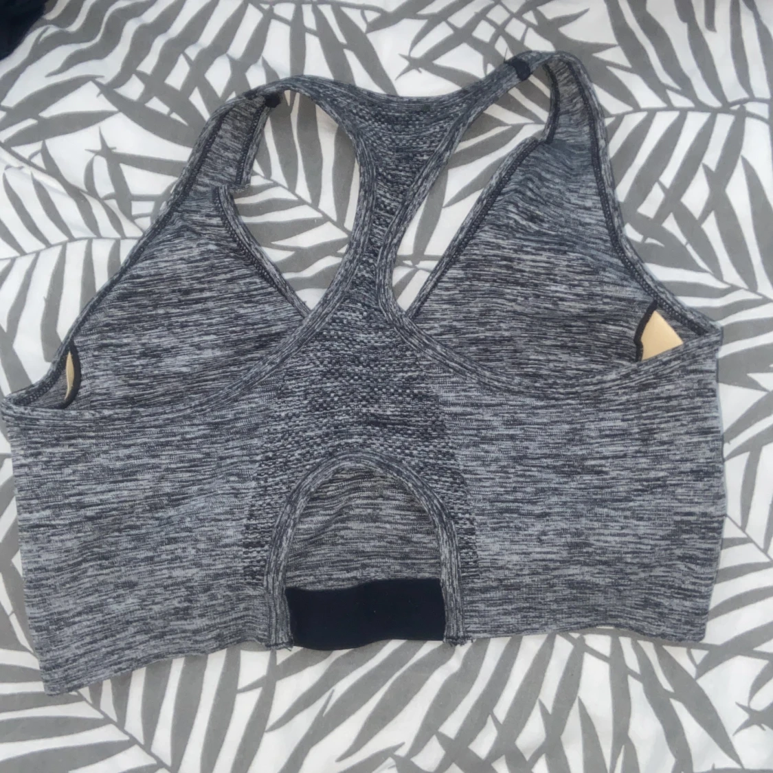 Grå sporttopp med brottarrygg - 1