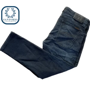 Nudie Jeans Svarta - Svinsnygga Nudie Jeans i 9/10 skick! Han på bilden är 176cm & 72kg W31 L32 (87cm långa, 40cm breda) Modell: Skinny lin. Nypris: 1600kr. Skriv vid frågor🙌