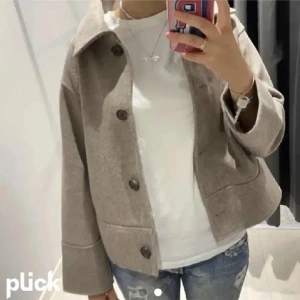 Beige kappa från Kappahl - Snygg beige kappa från Kappahl med stora knappar framtill. Jackan har en klassisk krage och långa ärmar, perfekt för höst och vår. Den har en stilren design som passar till många olika outfits. Sänker pris vid snabb försäljning!