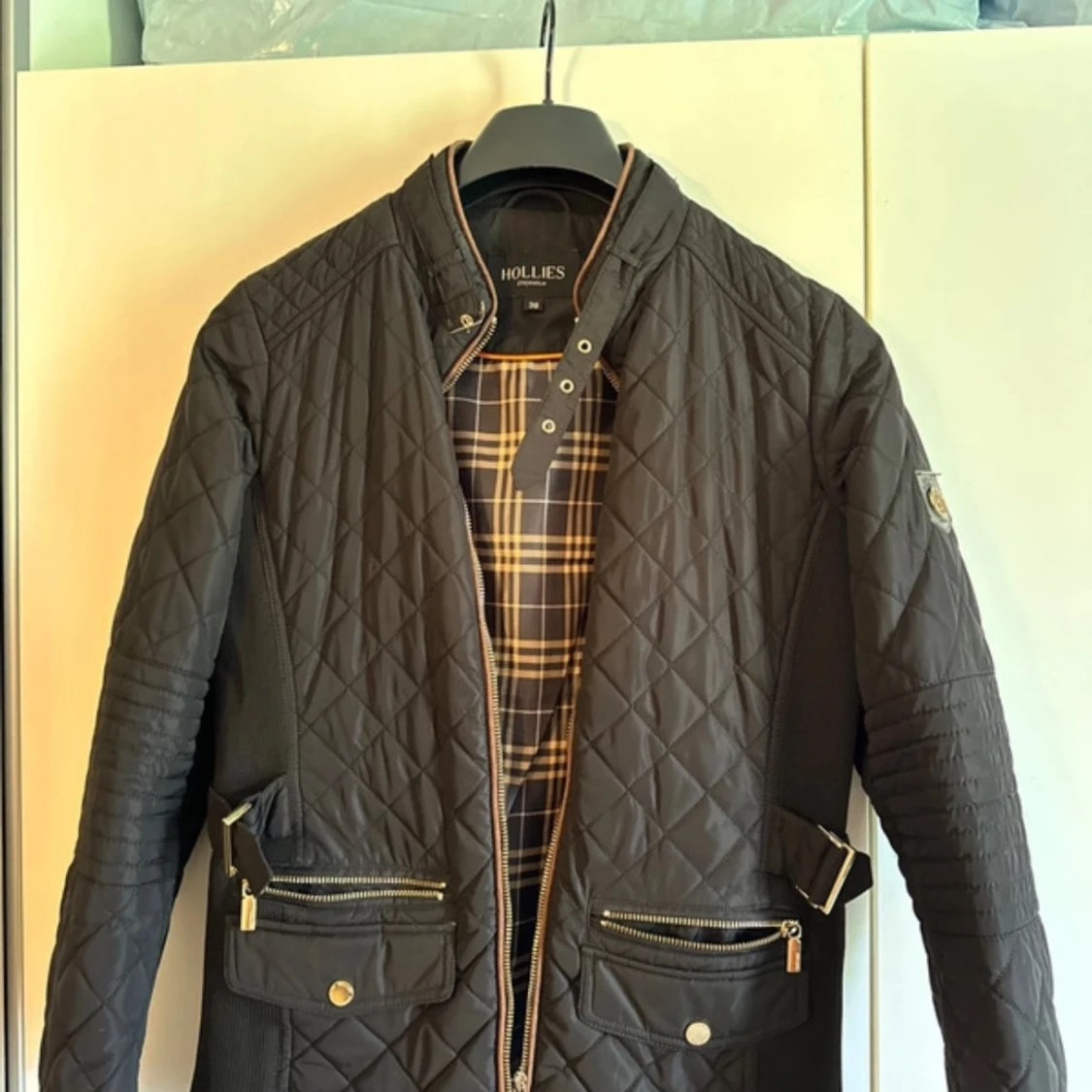 Svart quiltad jacka från Hollies - 90
