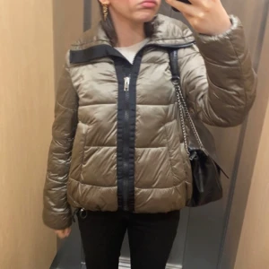  pufferjacka - Snygg olivgrön pufferjacka. Passar till både höst o vår och man kan också använda den under vintern om man vill. Strl 34 men passar också 36 💓
