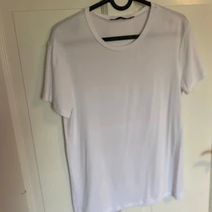 Vit t-shirt - Vit soft touch t-shirt från Lager 157! Jätteskön o fin!🤍