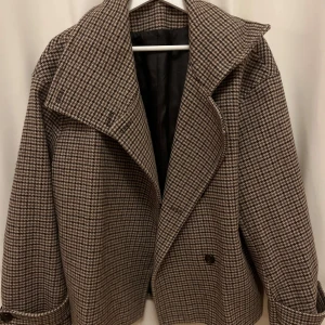 Kappa från arket  - Superfin kappa från arket som inte längre finns att köpa 🩷 passar perfekt till både vinter & vår! 🌸