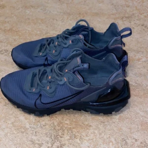 Nike reacts ny skick  - Dessa skor är i ett nytt skick då dem inte har gått sönder eller fått en fläk. Skorna är helt rena som nya och sitter skönt i fötterna 