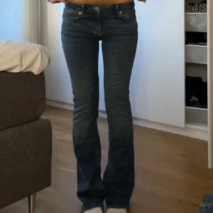 Mörkblå bootcut jeans - Snygga mörkblå bootcut jeans med låg midja. Perfekta för en avslappnad stil. Klassisk femficksdesign och dragkedja med knappstängning. Säljer även ett par i ljusblå❤️