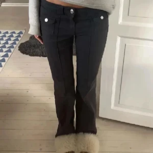 Svarta lågmidjade byxor  - Snygga svarta hm byxor, säljer då de inte kommer till användning. Storlek 32 och kan gå ner i pris vid snabbt köp, bilderna är lånade