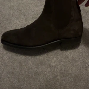 Bruna mocka chelsea boots - Riktigt feta chealsea boots från Theas glory Days skorna är använda 2 gånger o är i väldigt fint skick säljer för att de inte kommer till användning. Om du har några funderingar är det bara att skriva 