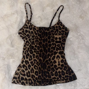Leopardmönstrad linnetopp från Shein - Snygg leopardmönstrad linnetopp från Shein med smala axelband. Perfekt för en trendig look. Tillverkad i ett mjukt och bekvämt material. Aldrig använd.