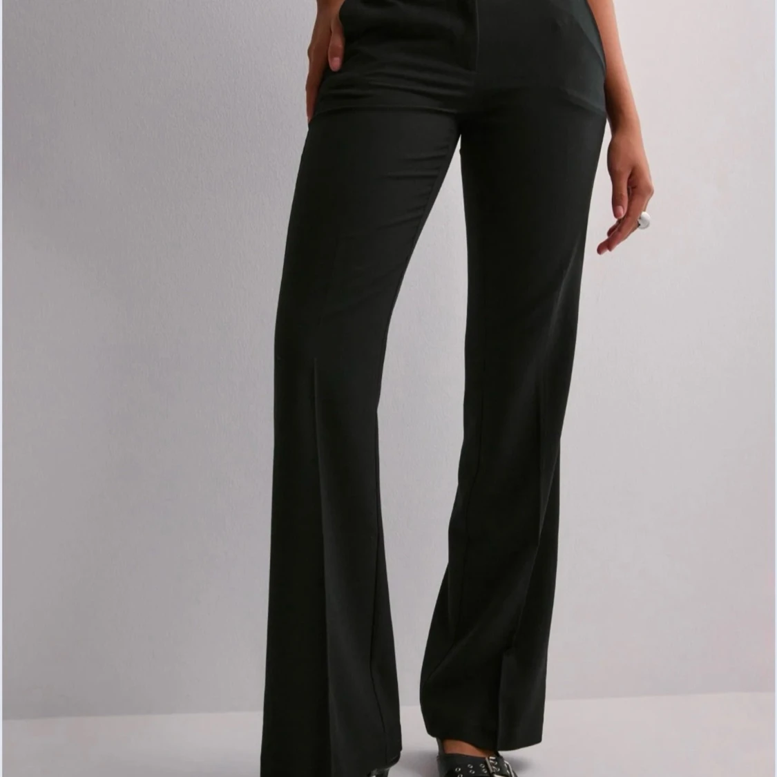 Svarta bootcut byxor - 92