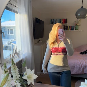 Stickad tröja/Lusetröja  - Super fin stickad tröja med lusekofta stil och fungerande dragkedja vid kragen. Säljer för att jag aldrig använder den då den inte passar mig. Normal i storleken (38),(M) . Perfekt för kyliga dagar! 100% Bomull  Inga skador på tröjan.