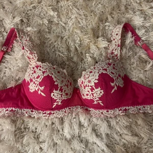 Intimissimi bh - Säljer denna superfina intimissimi bhn då den tyvärr är för liten. Den har justerbara axelband och en dekorativ kant. Perfekt för att känna sig extra fin.