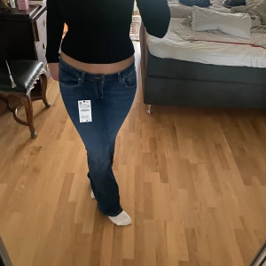 Blå bootcut jeans - Snygga blå bootcut jeans från zara. De har en låg midja och en bekväm passform som ger en avslappnad look. 