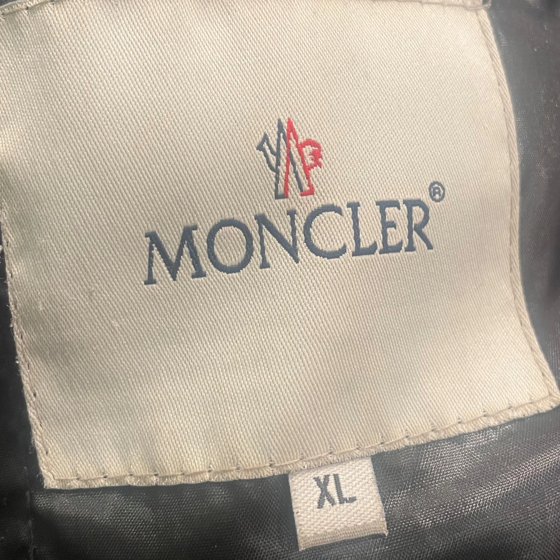 Svart dunjacka från Moncler strl XL - 93