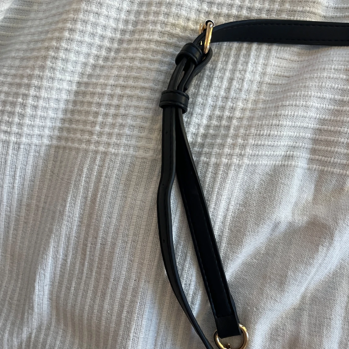 Svart quiltad axelväska med gulddetaljer - 90