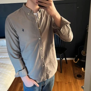 Ralph lauren skjorta  - Tjena säljer nu denna riktigt feta Ralph lauren skjorta som passar perfekt nu inför våren och sommarn! Storleken på den är M och är i riktigt bra skick nästan aldrig använd. Vid frågor och annat är det bara att skriva👍🏼✌️