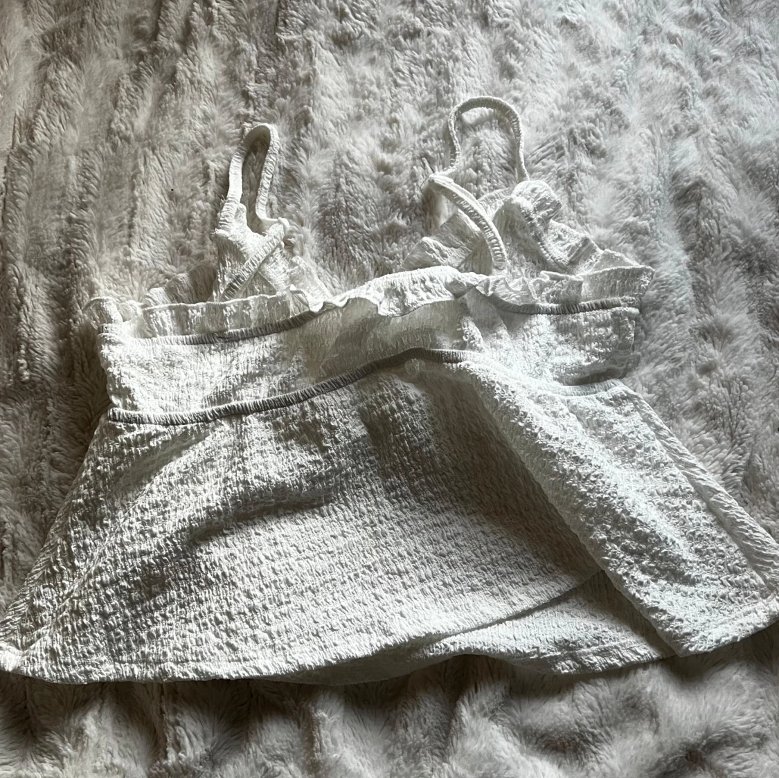 Vit ärmlös topp med volangdetaljer - 90