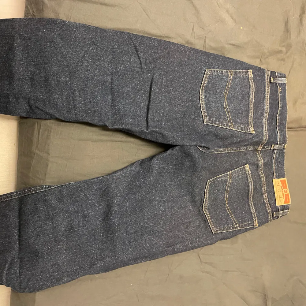 Snygga mörkblå jeansbyxor med klassisk femficksdesign och dragkedja. Perfekta för en avslappnad stil. Passar bra till både sneakers och kängor.. Farkut & Housut.