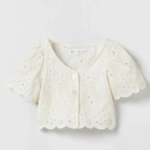 Vit Zara topp med broderade detaljer - Vit topp från Zara (i Stolek 164cm 13-14 år) så ungefär en Xs/xss💗