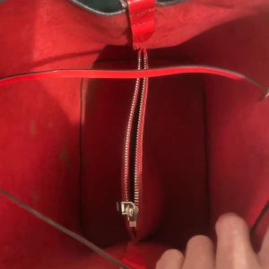 Louis Vitton Bag - Kvitto ich originaltygpåse funns. En rispa på kanten. 