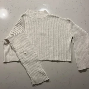 Vit ribbad tröja från Zara.  - Säljer en stilren vit ribbad tröja från Zara. Tröjan har en hög krage och långa ärmar, perfekt för kyligare dagar. Storlek 140. 