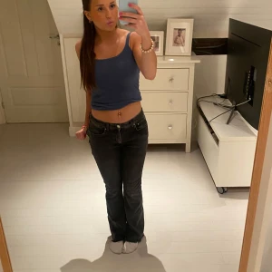 Low waist jeans - Mörkgrå low waist jeans från Gina, super sköna o stretchiga, bra skick förutom att jag har klippt de kortare i längden för att slippa trampa på de. Jag är 160 cm❤️🥰passar super snyggt med vita och beiga toppar