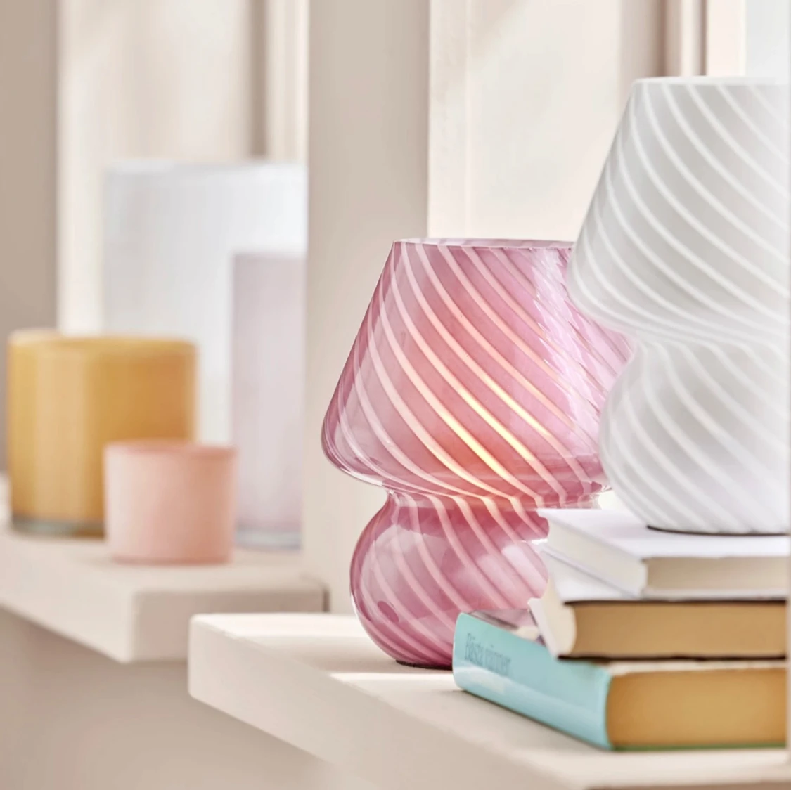 Rosa bordslampa med spiraldesign