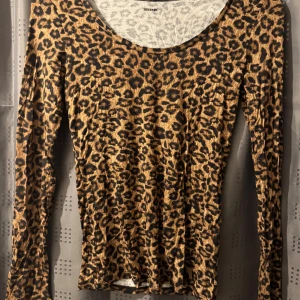 Leopardmönstrad långärmad topp  - Snygg och trendig leopardmönstrad topp.