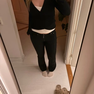 Svarta jeans - Ett par svarta jeansbyxor med bootcut form. Jeansen är ifrån Gina tricot och är nästintill nya💕 lite korta för mig som är 173☺️