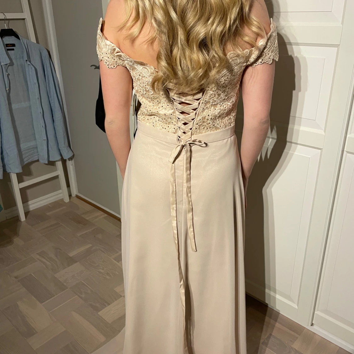 Champagnefärgad långklänning med spetsdetaljer - 3