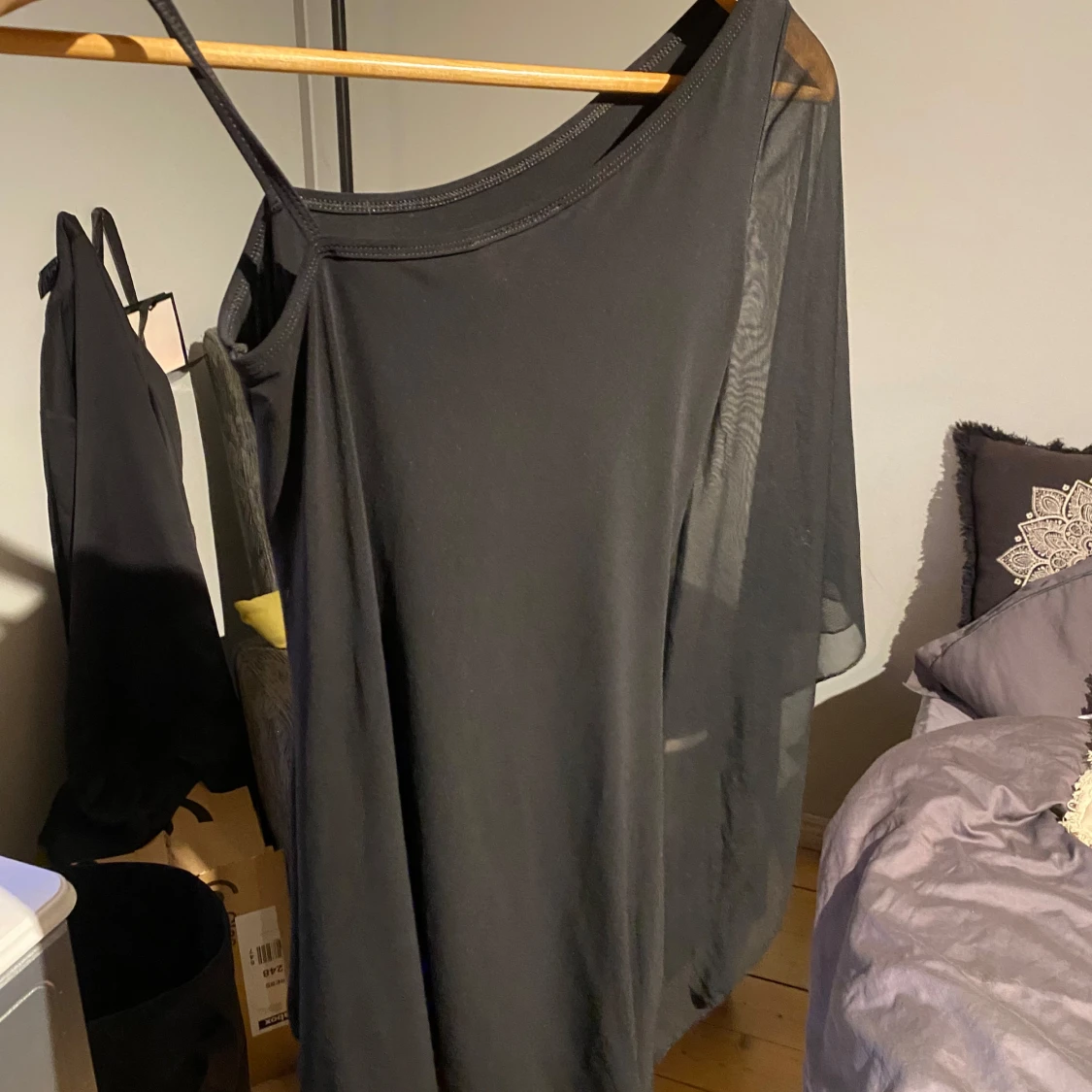 Svart oneshoulder klänning - 90