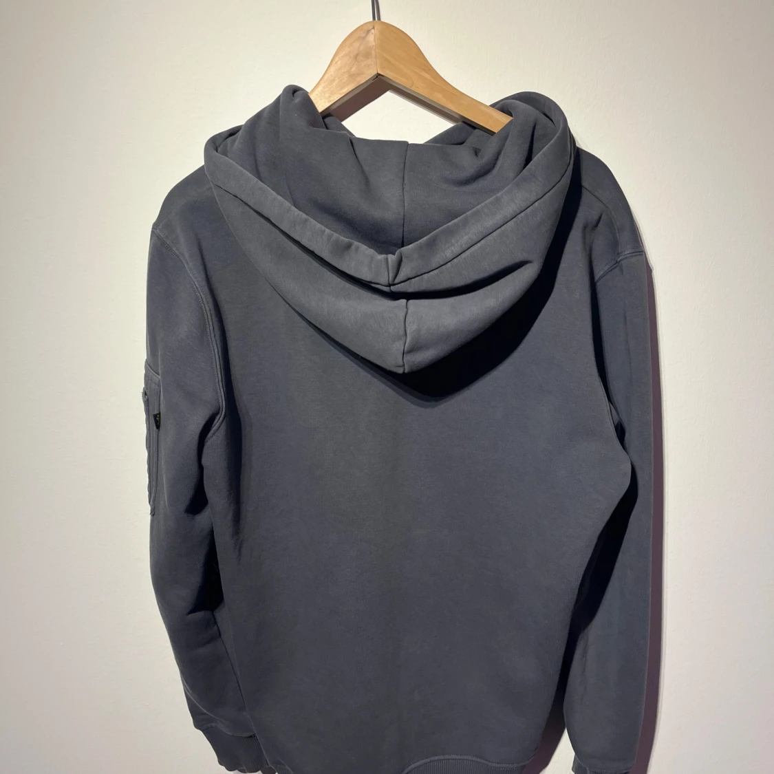 Grå hoodie från Alpha Industries - 90