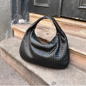 Svart väska - Snygg svart axelväska med flätat mönster. Rymlig, på insidan finns 4 olika fack. Använd fåtal gånger så den är i väldigt fint skick. Köptes för ca 600 kr men säljer för 400 + frakt. (Lånade bilder från hemsidan)🥰💕