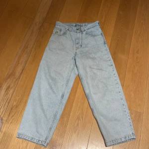 Polar Big Boys - Snygga ljusblå jeans från Polar Skate Co. de är i nyskick och är köpta från Junkyard från 1349kr i storlek xxs.