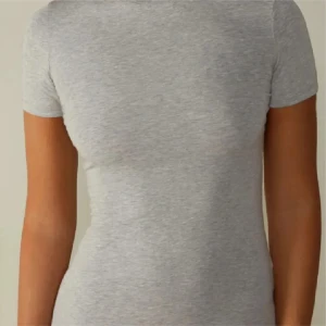 Grå Intimissimi T-shirt - Jättesnygg Intimissimi T-shirt!!❣️🙌🏻 Den kommer tyvärr inte till användning längre