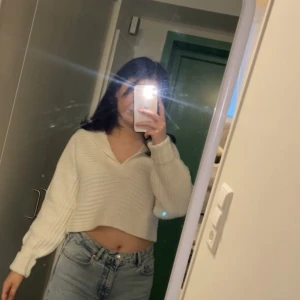 Vit stickad tröja med krage - Säljer en vit stickad tröja med en stor krage. Tröjan är croppad och har långa ärmar, perfekt för en stilren look. Passar bra till jeans eller kjol. Perfekt för kyligare dagar! Den är helt ny och oanvänd och säljer denna för 89kr, den passar även för XS-S eftersom den är oversized. För fler frågor och bilder kontakta mig vänligen privat🤍