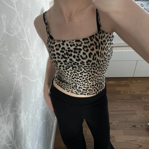 Leopardmönstrad linne - Trendig leopardmönstrad linne med smala axelband. Använd fåtal gånger😊