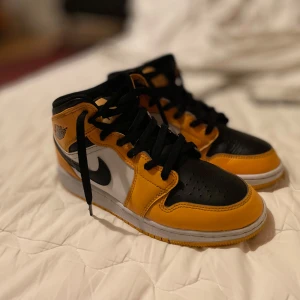 Jordans mid yellow and white and black - Snygga Nike Air Jordans i en fräsch färgkombination av svart, vitt och gult. Skorna har klassisk snörning och en iögonfallande design med den ikoniska Nike-loggan på sidan. Skorna har storlek 37.5 och dom e använda bara några gånger och nästan helt nya. Retail price kostar från 1200kr-2500kr
