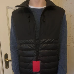 Väst Herr  - Riktigt schysst väst från märket Texstar i stl S, passar S-M. Helt ny och oanvänd. Nypris ca 1500, mitt pris är förhandlingsbart. Vid minsta fundering bara skriv! 