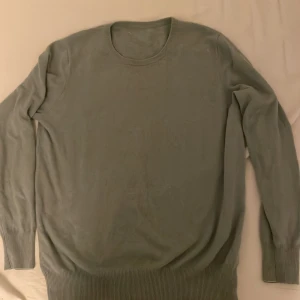 Ljusblå kashmirtröja från Soft Goat - Säljer en ljusblå tröja från Soft Goat i 100% kashmir. Tröjan har en rund halsringning och långa ärmar med ribbade muddar.  Saknar ena lappen men det står fortfarande soft goat och 100 procent Kashmir. XL men passar nog mer L