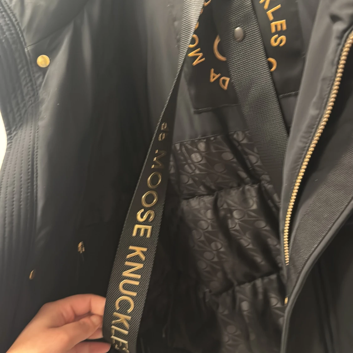 Svart dunjacka från Moose Knuckles - 91