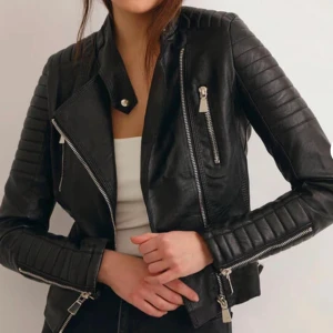 Svart skinnjacka från Chiquelle - Snygg svart skinnjacka från Chiquelle med dragkedjor och quiltade detaljer på axlar och armar. I nytt skick, säljer då den var för liten💕