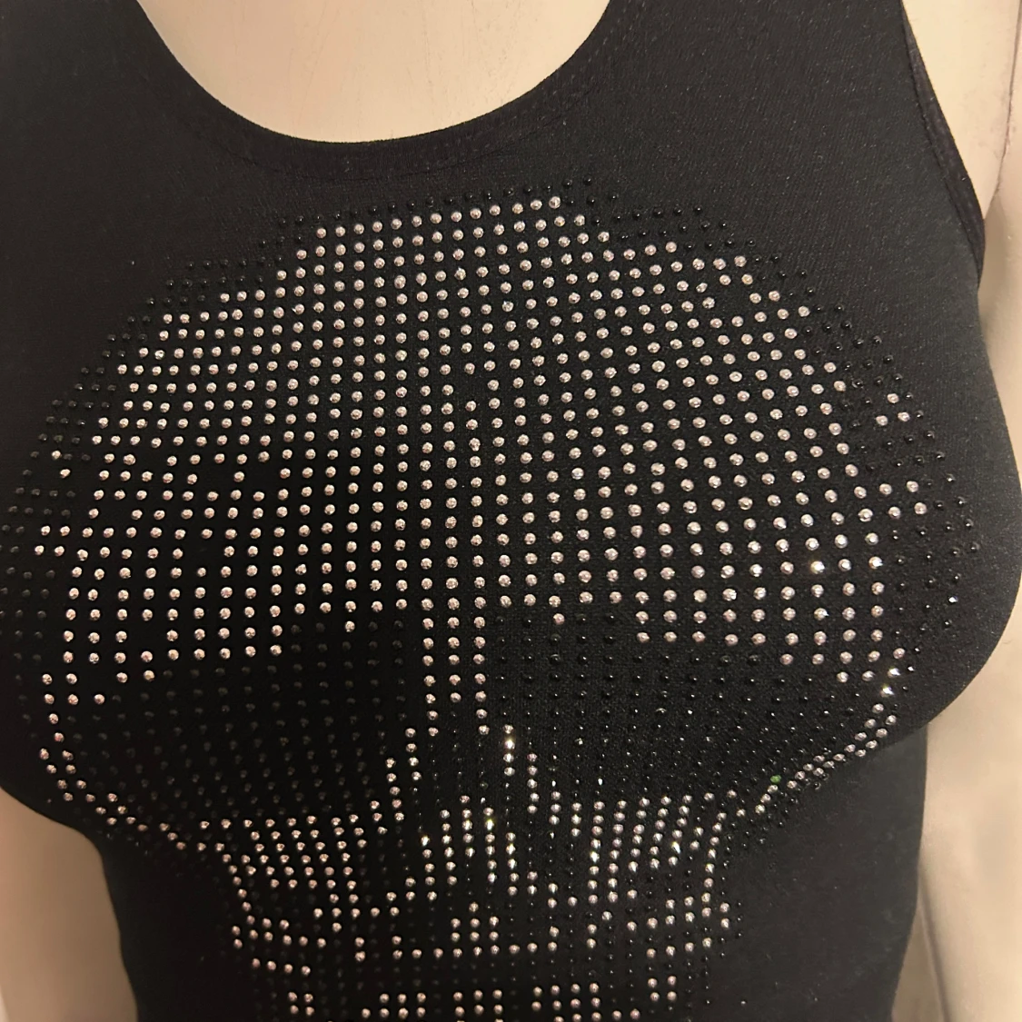 Svart croppad linnetopp med dödskallemotiv - 1